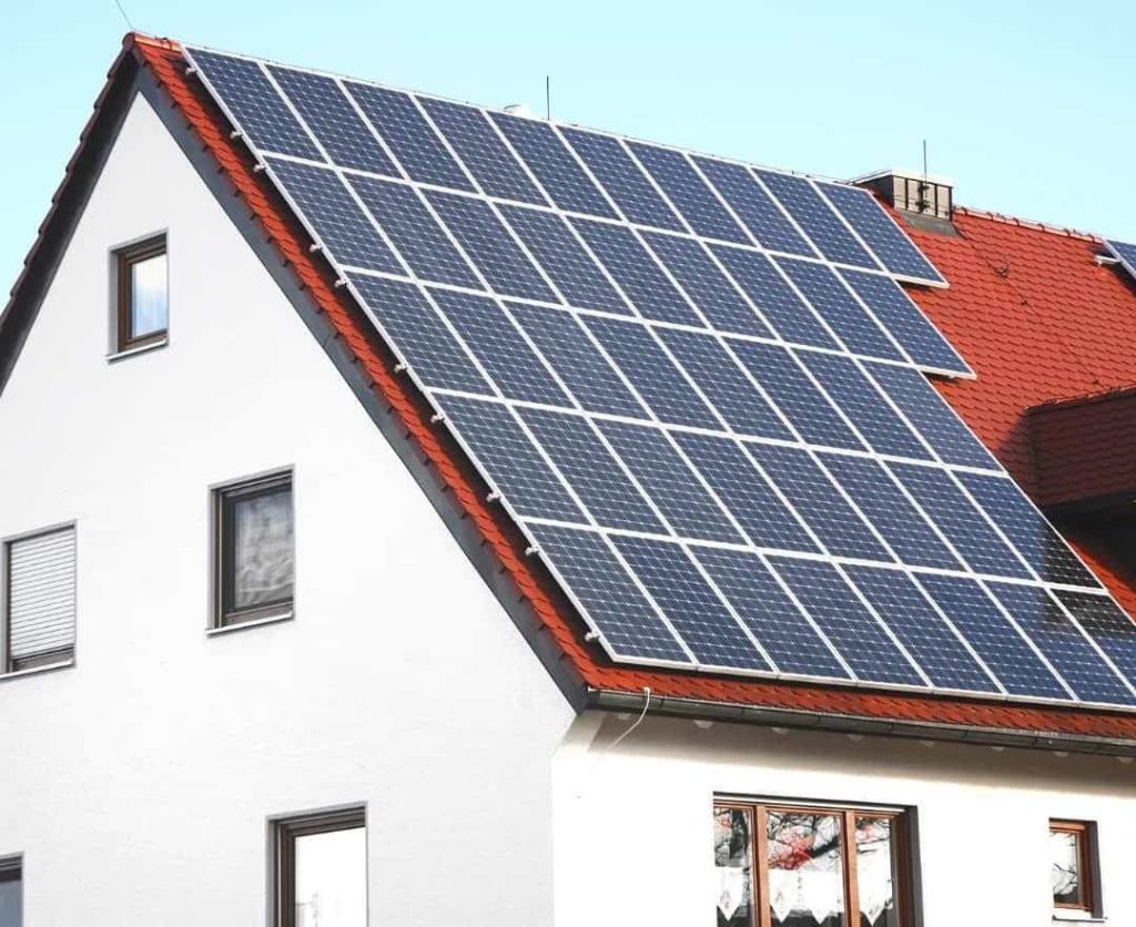 En villa med solceller på taket.